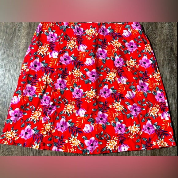 miami Dresses & Skirts - NEW Mi ami size Medium red floral linen blend mini skirt